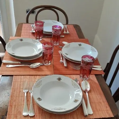 Small Luxury House アパート *